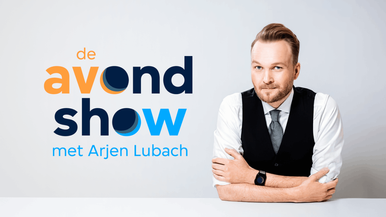 The logo of the tv program De Avondshow met Arjen Lubach, next to a photo of Arjen Lubach sitting at a desk, smiling and looking into the camera.