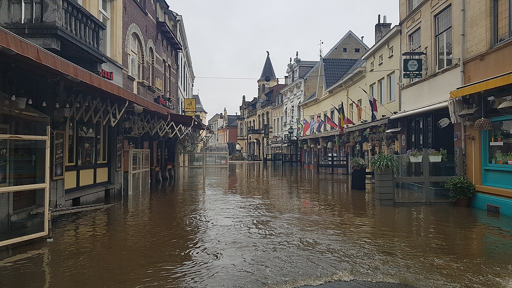 Een overstroomde winkelstraat in Valkenburg.
